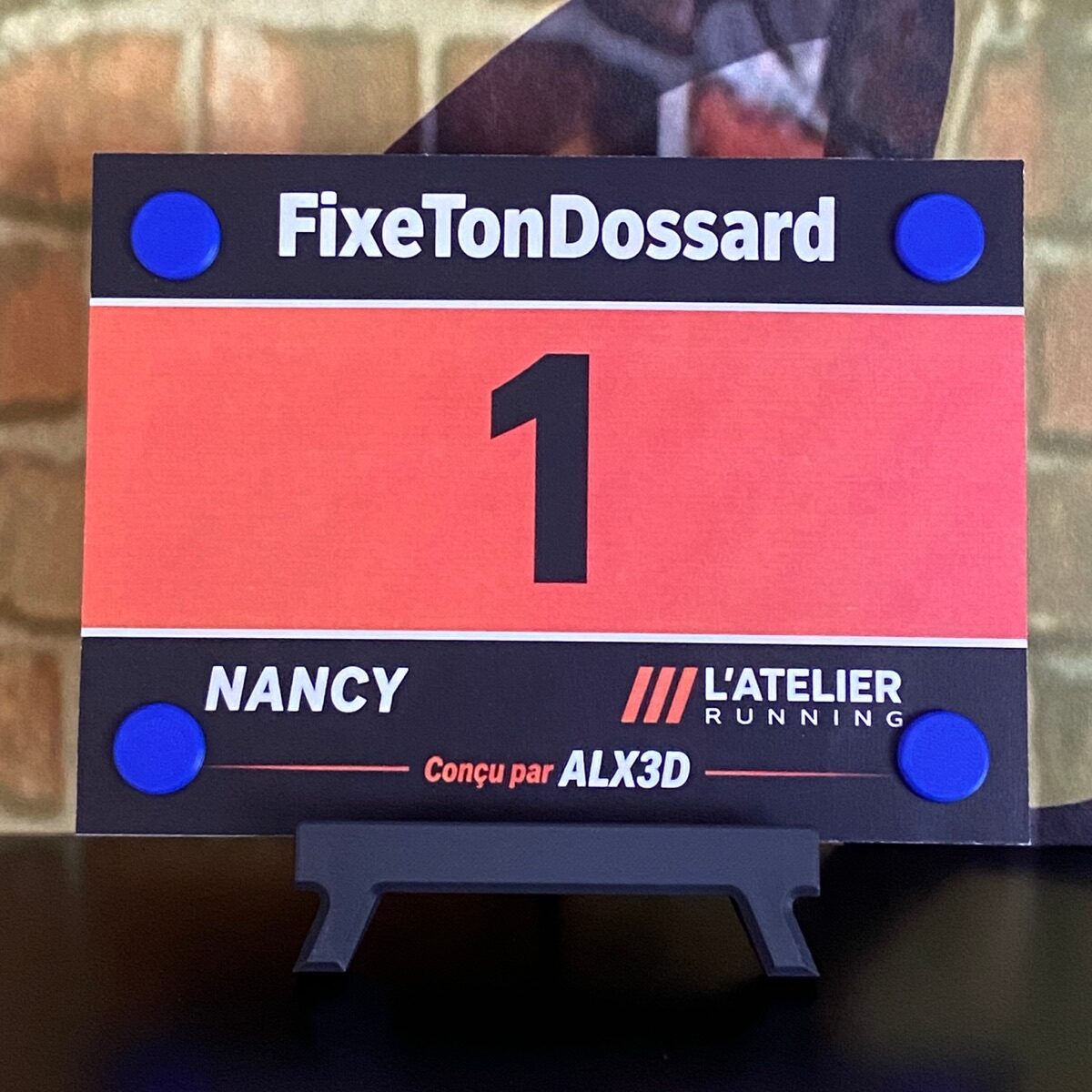 Porte-dossard aimanté FixeTonDossard Classique Bleu, fixé sur dossard