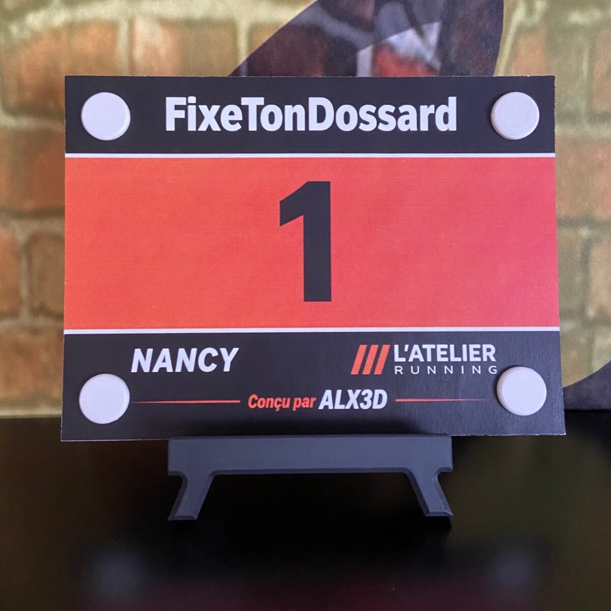 Porte-dossard aimanté FixeTonDossard Classique Blanc, fixé sur dossard