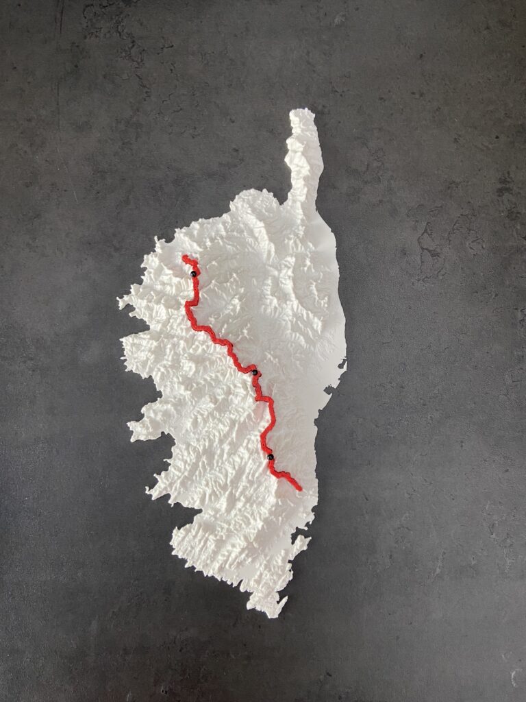 Tracé du GR20 posé sur la carte 3D, avec les petites punaises fixées sur le parcours