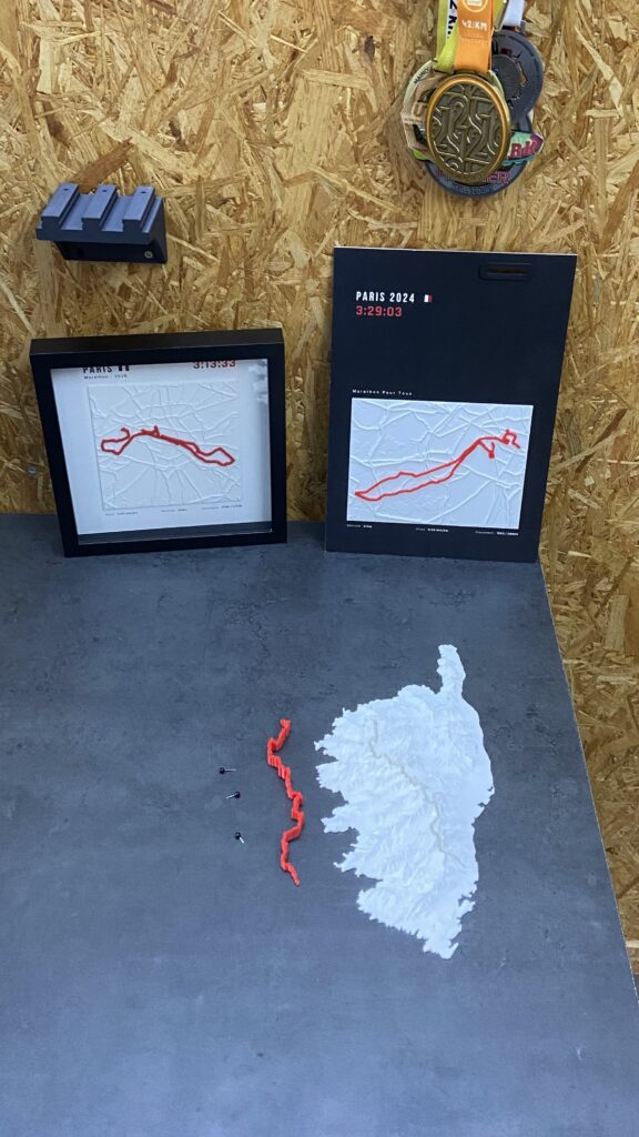 Carte 3D en relief de la Corse et tracé du GR20 posés côte à côte